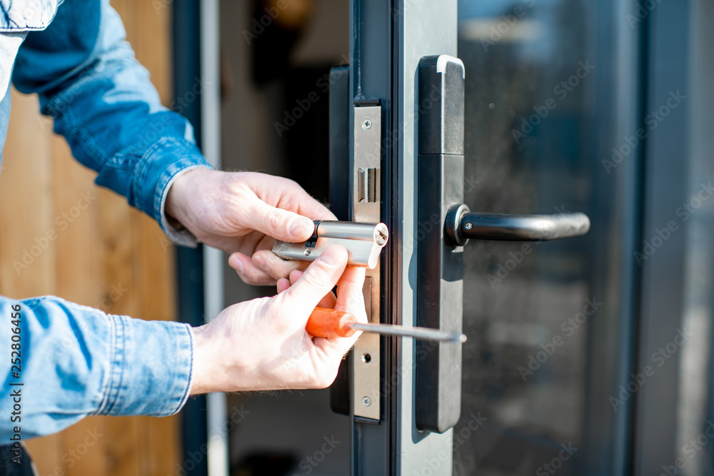 Quelles sont les obligations d’un serrurier en service ?
